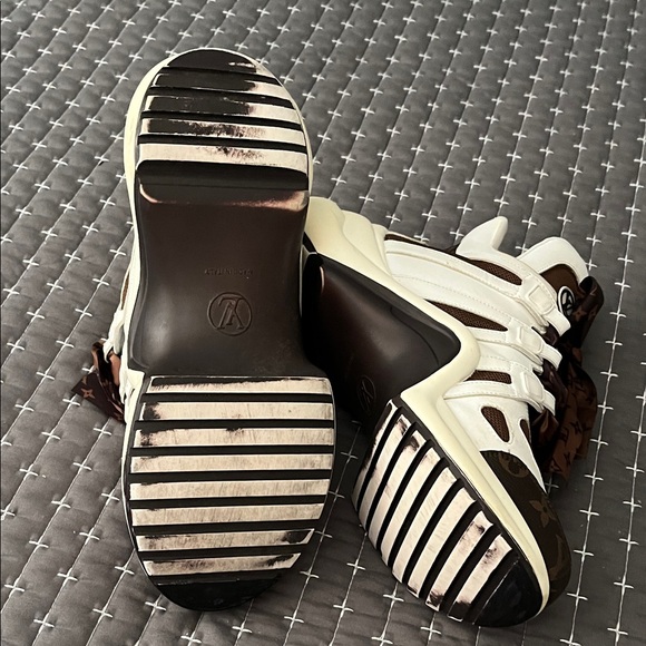 LVuitton Logo Ladies Hi Top Sneakers Size 11 Logo on Laces & Leather  see photos - Picture 8 of 8